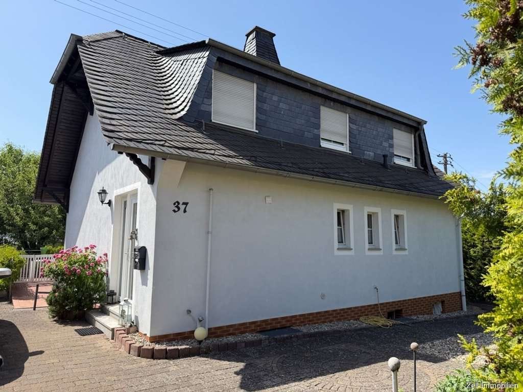 Immobilie in Geisenheim - Freistehendes Einfamilienhaus mit schön angelegtem Grundstück und Garage - Bild 0