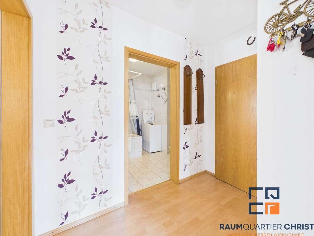 Immobilie in Wunsiedel - Gepflegte 2-Zimmer-Eigentumswohnung mit Balkon, Carport und solider WEG-Struktur - Bild 3