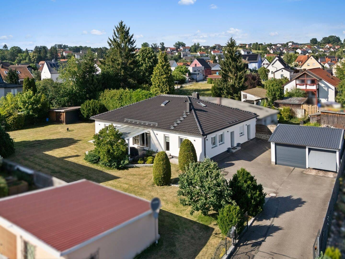Immobilie in Pressath - Sofort bezugsfertig! Modernisierter Bungalow mit Werkstatt und großem Garten - Bild 0