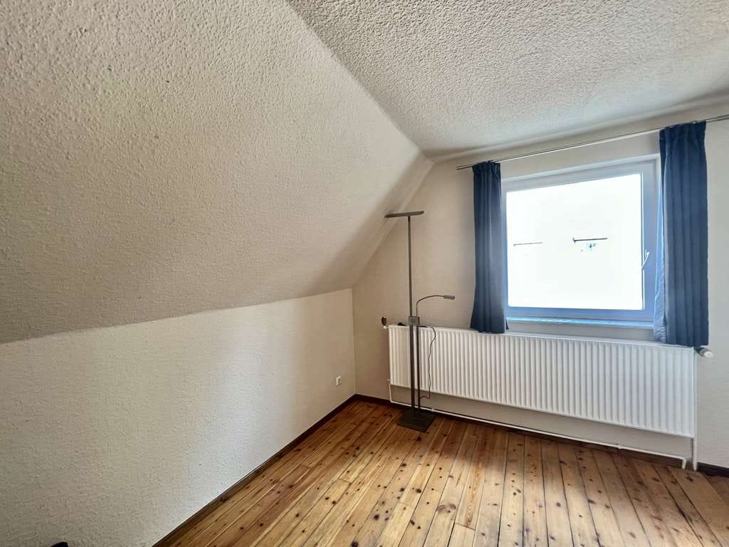 Immobilie in Ellerau - Charmantes Einfamilienhaus mit großzügigem Grundstück, Garage/Werkstatt & traumhaftem Garten - Bild 2