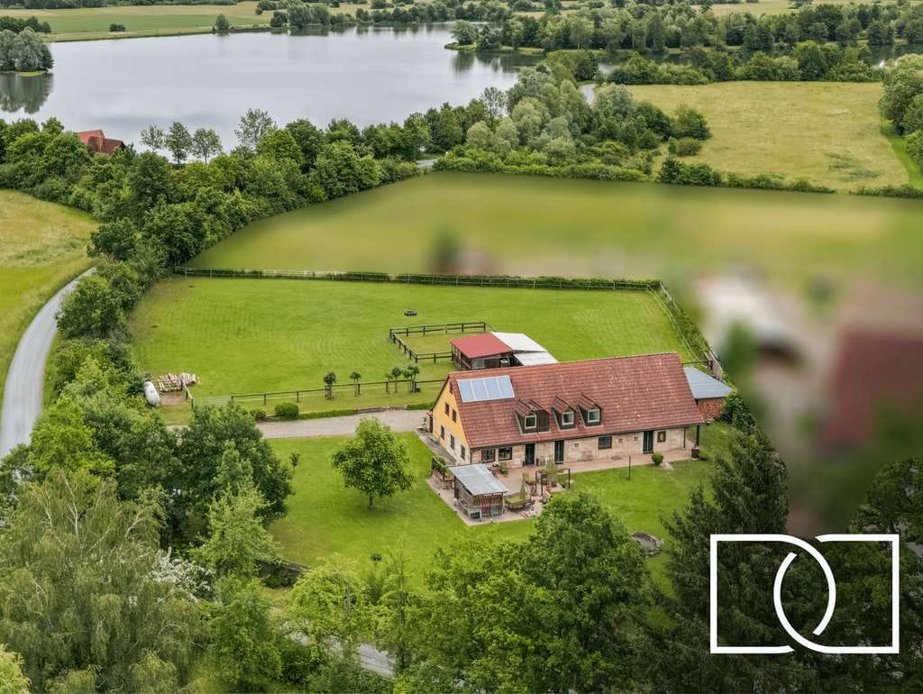 Immobilie in Mainleus - Traumlage am See! Kernsaniertes Anwesen mit Pferdekoppel und weitläufigem Grundstück - Bild 0
