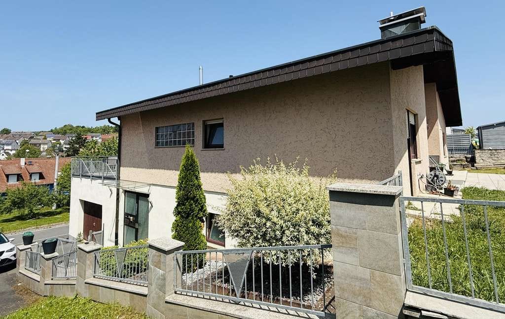 Immobilie in Lauda-Königshofen - WOHNEN MIT AUSSICHT - GROßZÜGIGES EIN-/ZWEIFAMILIENHAUS - Bild 1