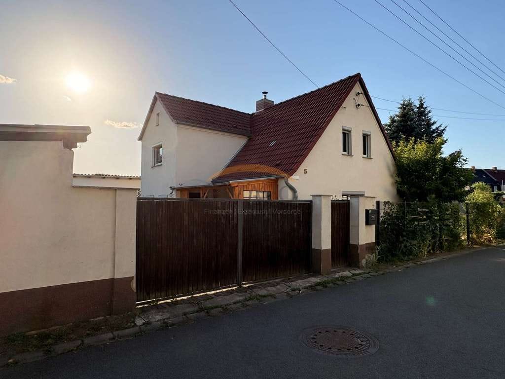 Immobilie in Lauchhammer - Familienfreundliches Einfamilienhaus mit großem Grundstück, Kamin, Nebengebäuden und viel Potenzial - Bild 0