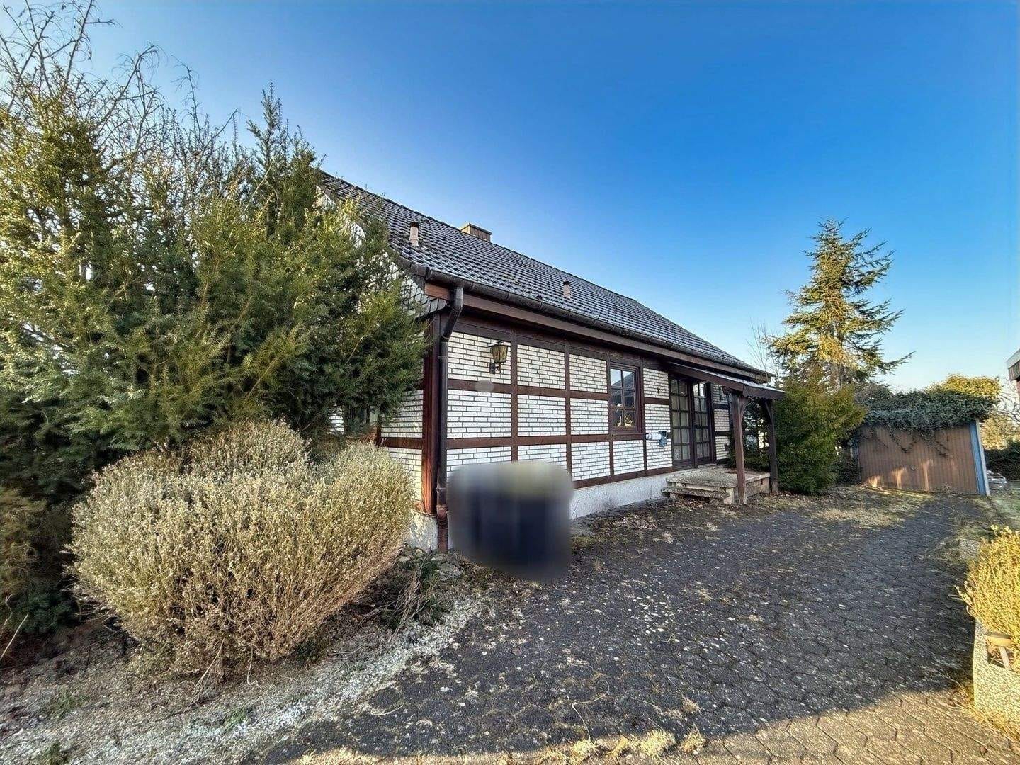 Immobilie in Kaufungen - Freistehendes Einfamilienhaus mit Ausbaupotenzial in schöner Lage von Kaufungen - Bild 1