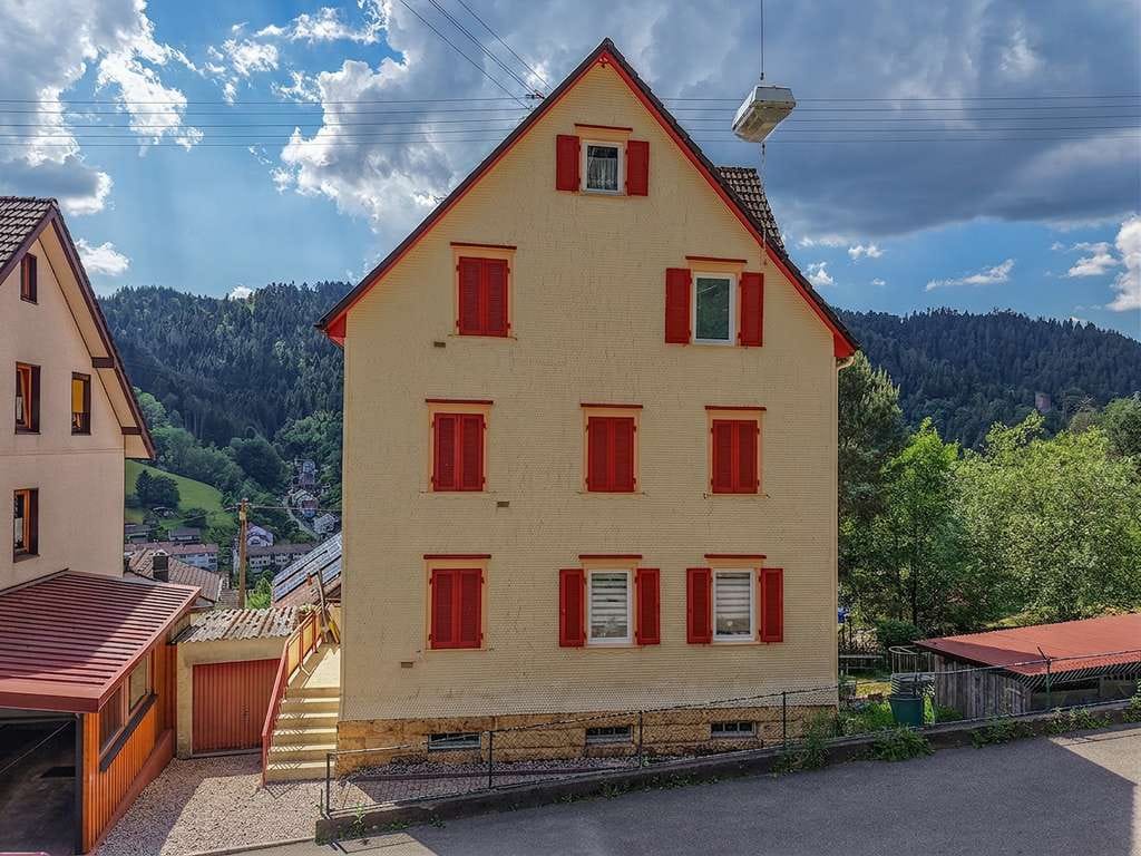 Immobilie in Schramberg - Kapitalanlage mit traumhaftem Schwarzwaldblick!
Mehrfamilienfamilienhaus mit 4 Einheiten! - Bild 3