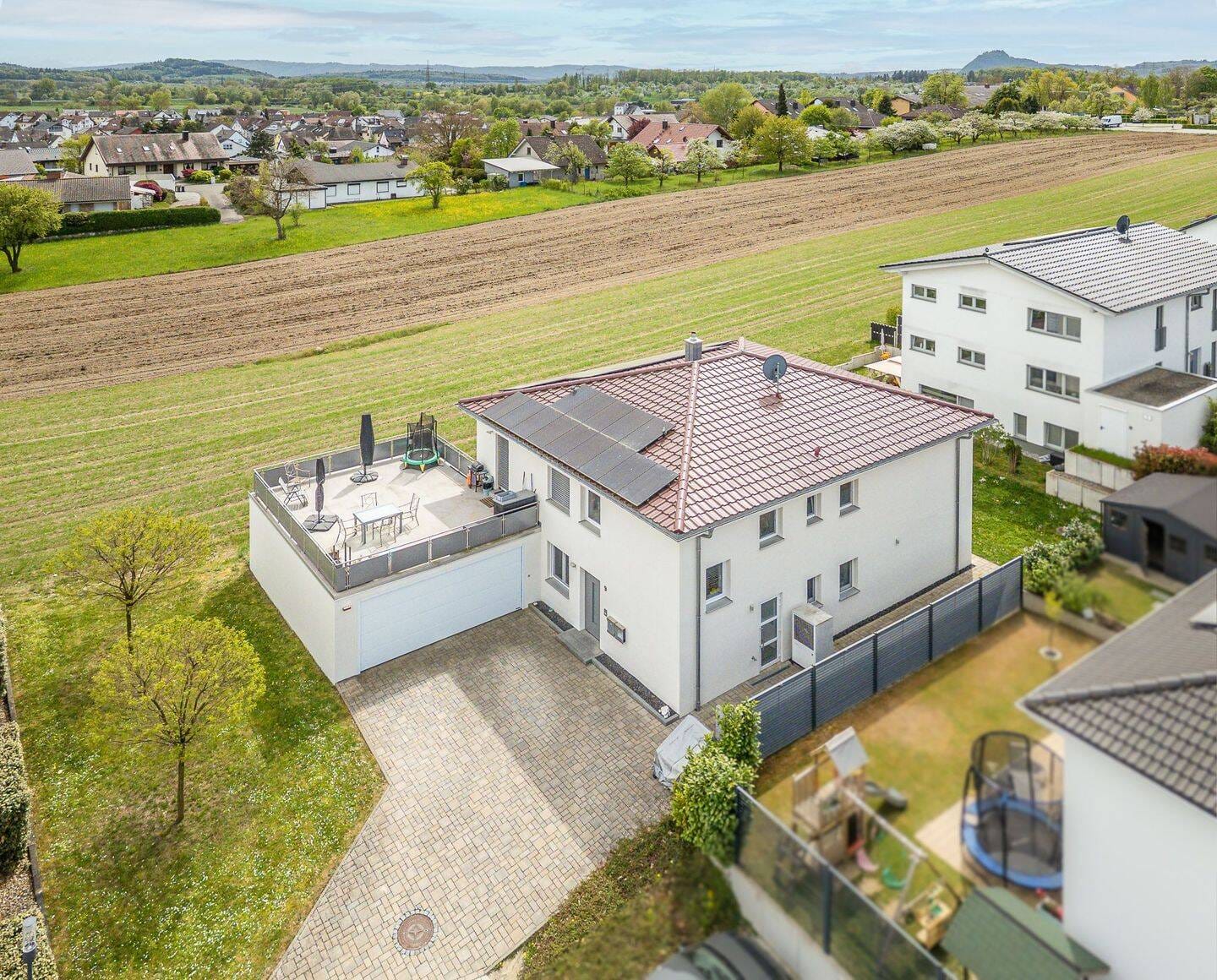Immobilie in Volkertshausen - Modernes, freistehendes Zweifamilienhaus mit Freiblick & Südausrichtung in Volkertshausen - Bild 1