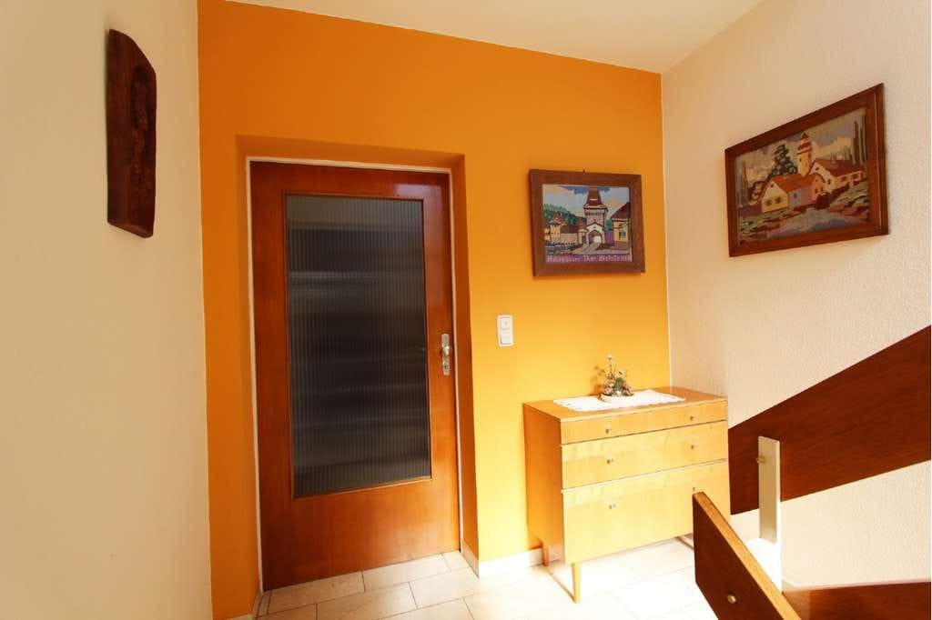 Immobilie in Linsengericht - Sehr gepflegtes und sofort bezugsfertiges Zweifamilienhaus in beliebter Lage mit Terrasse und Balkon - Bild 2