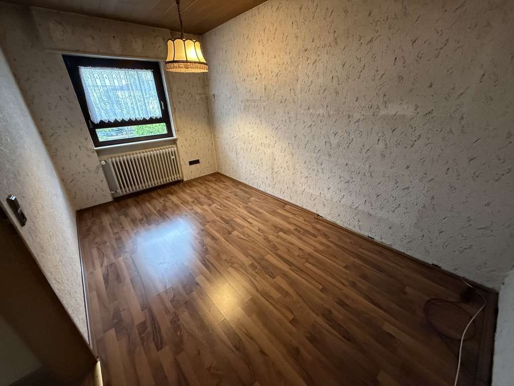 Immobilie in Neulußheim - Solider Bungalow mit Tageslicht-Kellerräumen und Erweiterungspotenzial - Bild 2