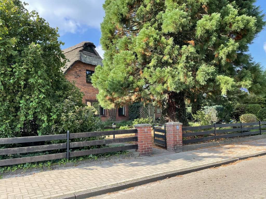 Immobilie in Schwanewede - Ihr eigenes Reetdach-Juwel: Freistehendes Sondereigentum auf 3737 m² Areal - Bild 2
