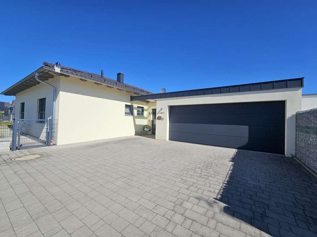 Immobilie in Schwarzenfeld - Moderner Bungalow mit großzügigem Garten, Doppelgarage und PV-Anlage! - Bild 0
