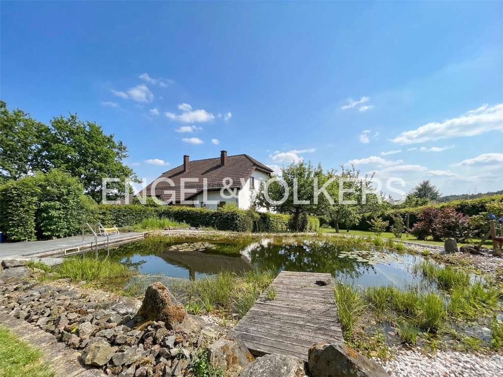 Immobilie in Darscheid - Charmantes Zuhause mit großzügiger Gartenanlage, Naturbadeteich und viel Privatsphäre - Bild 0