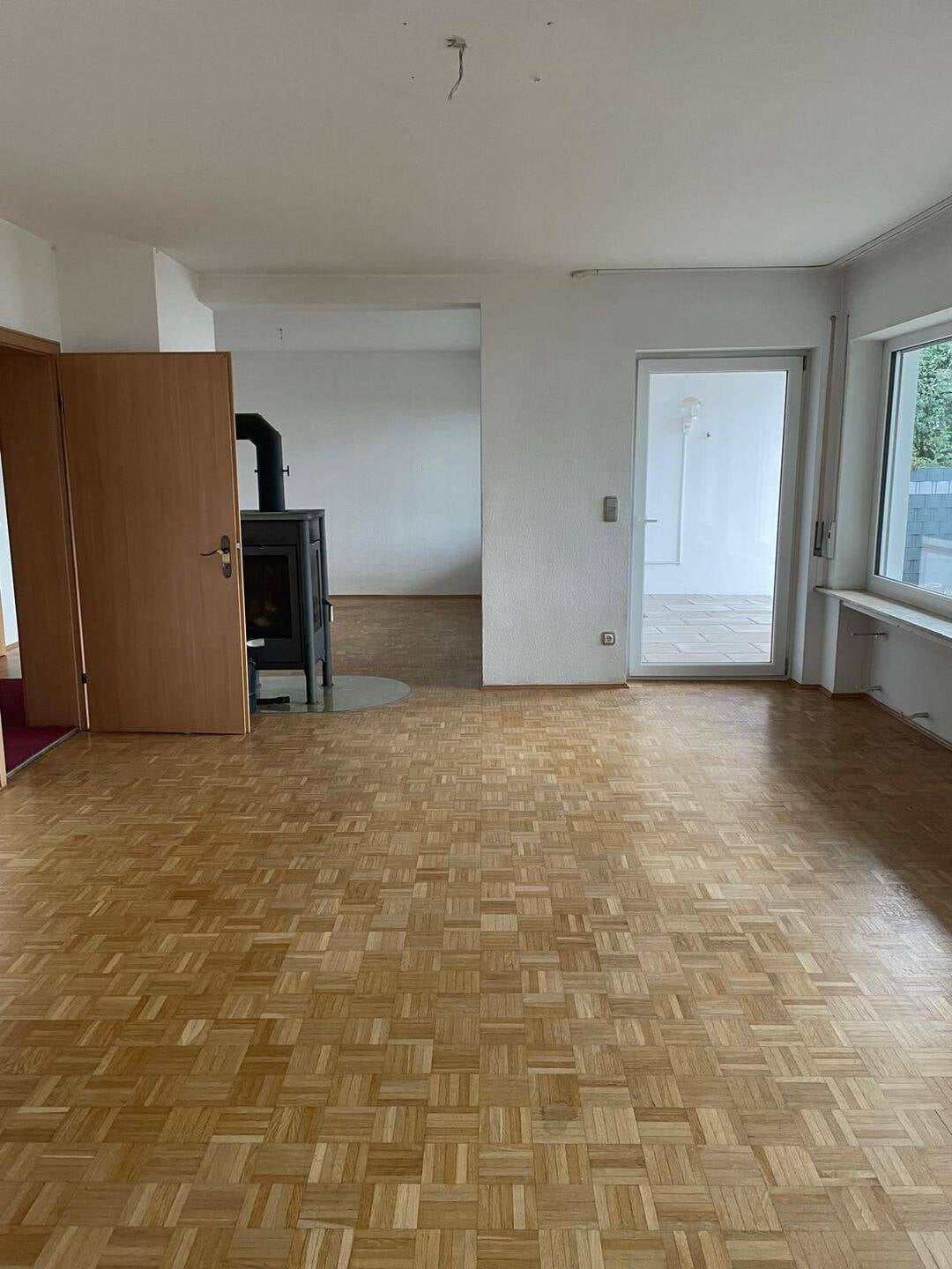 Immobilie in Schwarzenbruck - Geräumiges, lichtdurchflutetes Einfamilienhaus mit Garten und vermieteter Gewerbeeinheit - Bild 3