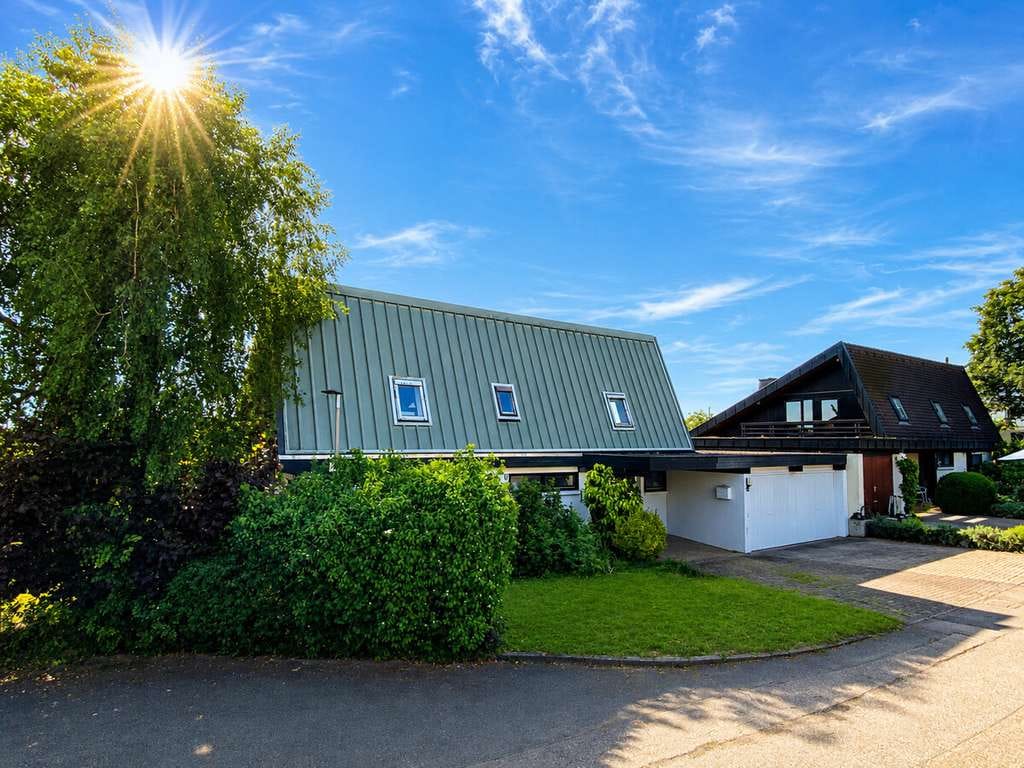 Immobilie in Talheim - Architektonisch reizvolles Wohnhaus mit Einliegersuite, viel Platz, sonnigem Garten und Garage - Bild 1