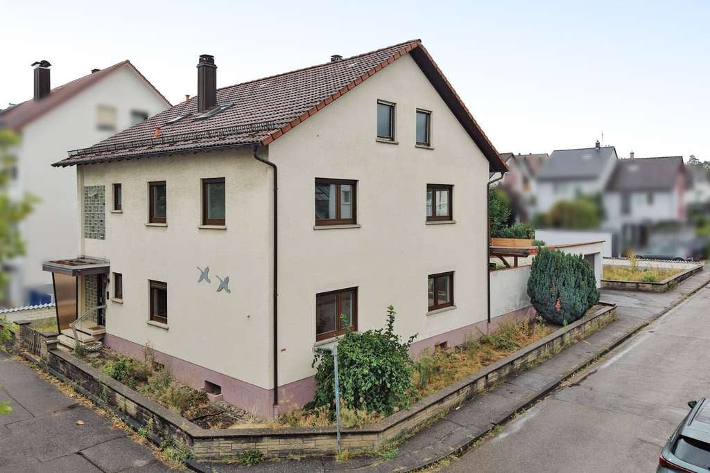 Immobilie in Walzbachtal - Sanierungsbedürftiges Zweifamilienhaus mit 174 qm Wohnfläche auf 649 qm großem Grundstück in ruhiger - Bild 0