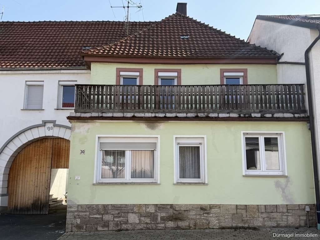 Immobilie in Helmstadt - Ein-/Zweifamilienhaus mit Balkon und Nebengebäude in Helmstadt - Bild 0