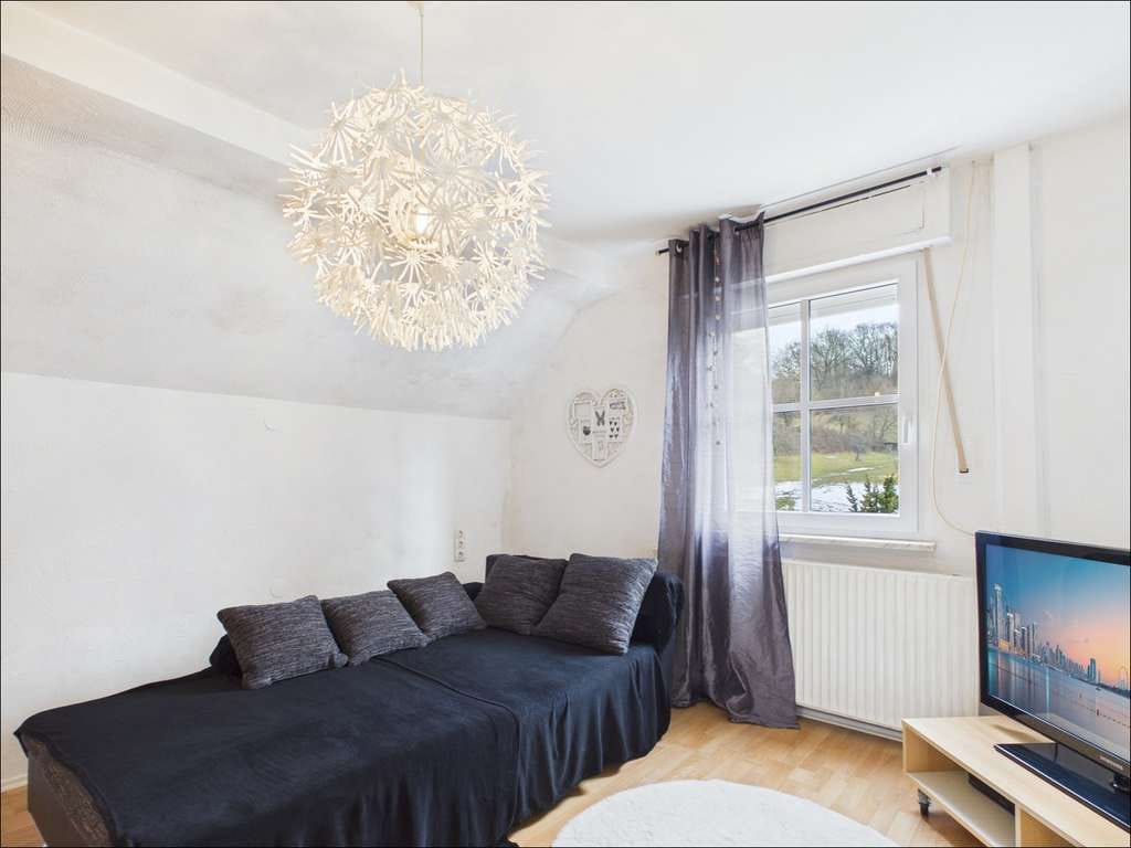 Immobilie in Goldbach - Gestalten statt suchen – Haus mit Potenzial für Familie oder zwei Parteien - Bild 2