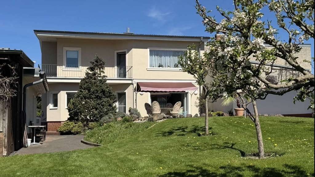 Immobilie in Rathenow - Exklusives Einfamilienhaus mit Pool, Sauna und traumhaftem Garten in Rathenow-West zu verkaufen! - Bild 0
