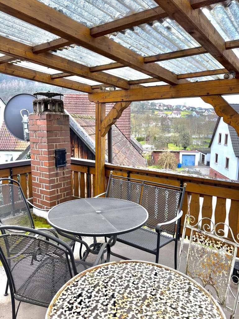 Immobilie in Gemünden am Main - Gemütliches Einfamilienhaus mit Garten und Dachterrasse - Bild 1