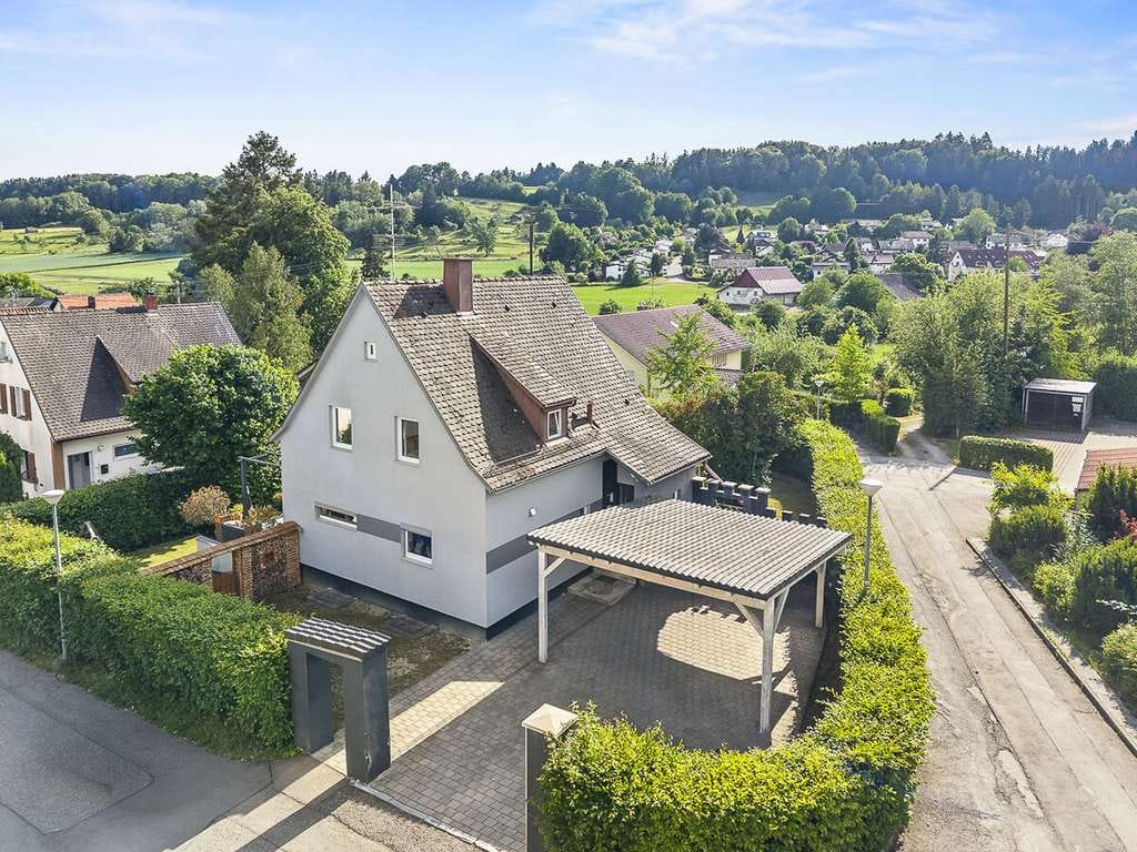 Immobilie in Wilhelmsdorf - Sofort verfügbar: Modernisiertes Einfamilienhaus mit Gartenoase & Doppelcarport in Wilhelmsdorf - Bild 0