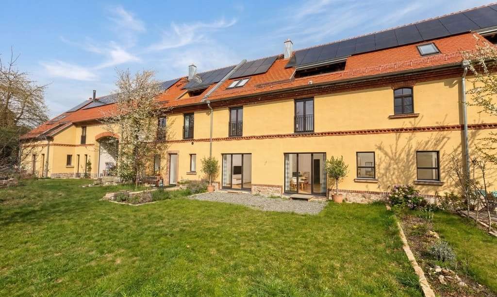 Immobilie in Elstertrebnitz - Historisch und modernisiert - Reihenhaus mit Loftpotenzial in ehemaliger Scheune in Elstertrebnitz - Bild 0