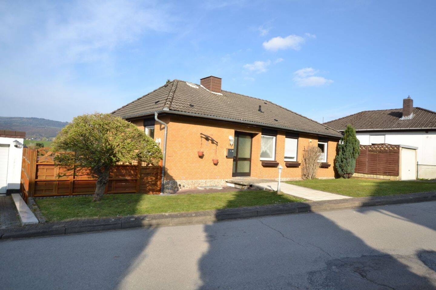 Immobilie in Eschershausen - Bungalow mit Fernsicht in 37632 Eschershausen - Bild 1