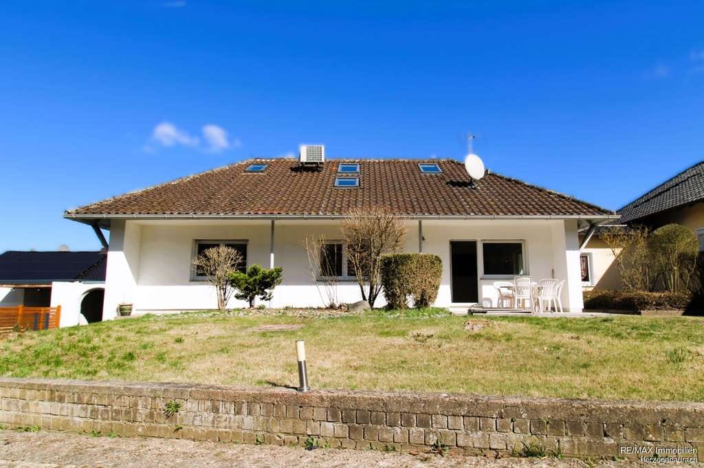 Immobilie in Aurachtal - Einziehen & Wohlfühlen – großzügiges Einfamilienhaus 
mit Garten, ideal für Familie, Großfamilie &  - Bild 0