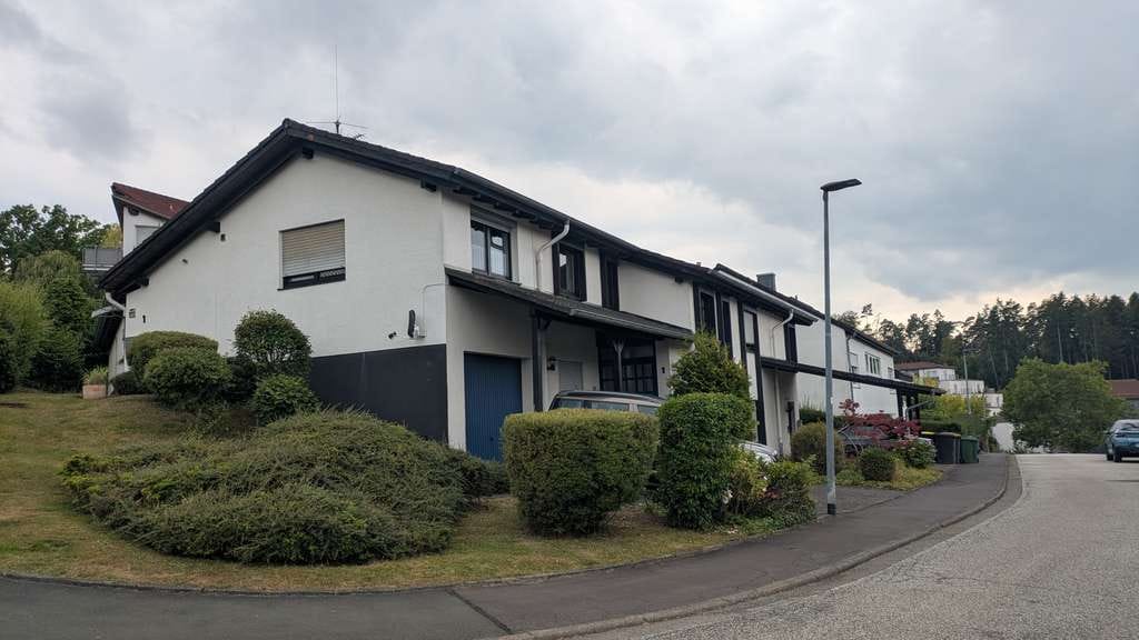 Immobilie in Marburg - Vielseitiges Einfamilienhaus mit zwei Einliegerwohnungen in Marburg-Wehrda - Bild 0