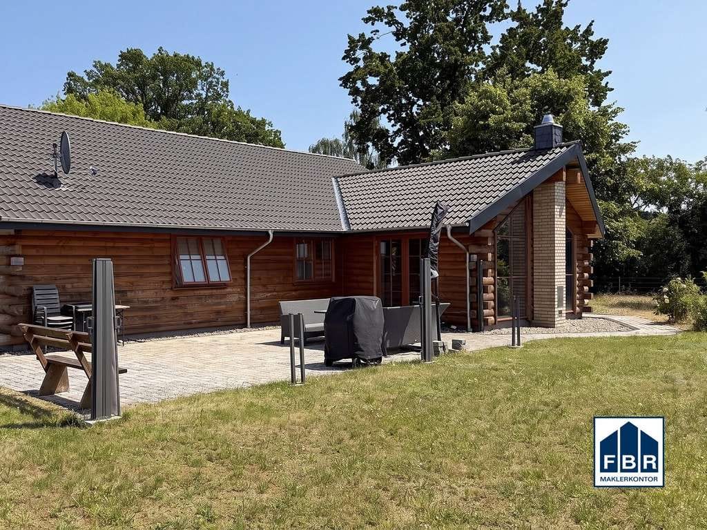 Immobilie in Uelitz - Blockhausarchitektur mit modernem Innenleben auf ca. 2.600 m² großem Grundstück - Bild 0