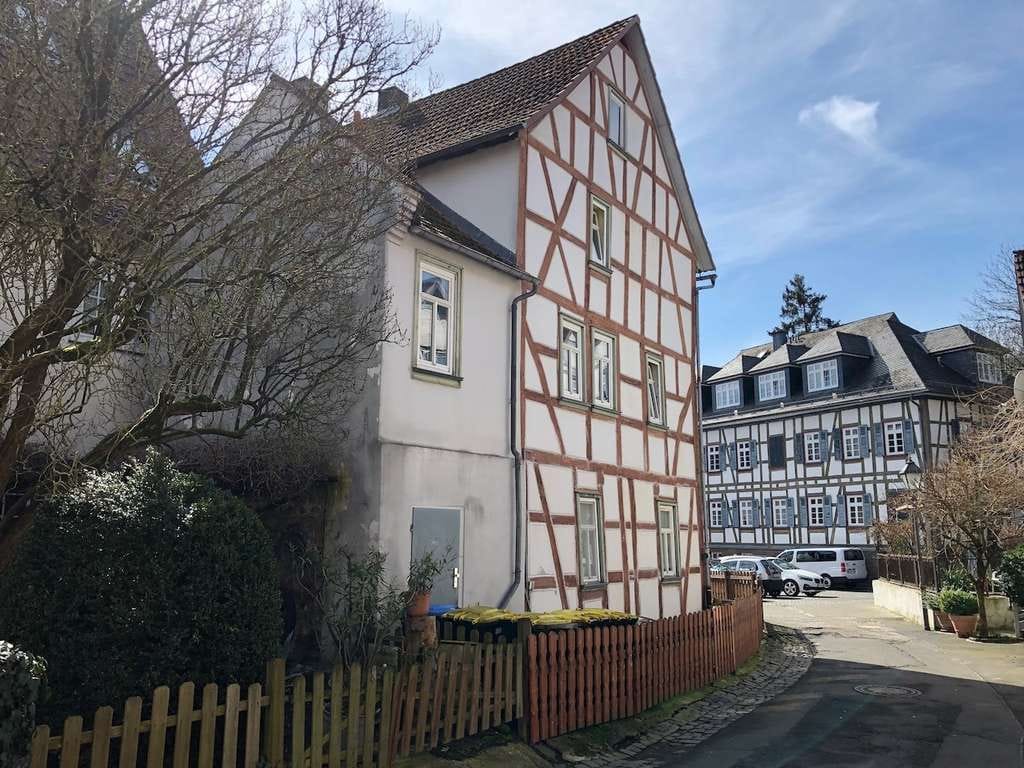 Immobilie in Schotten - Dreiseitig freistehend mit Vorgarten - MFH in Schotten - Bild 4