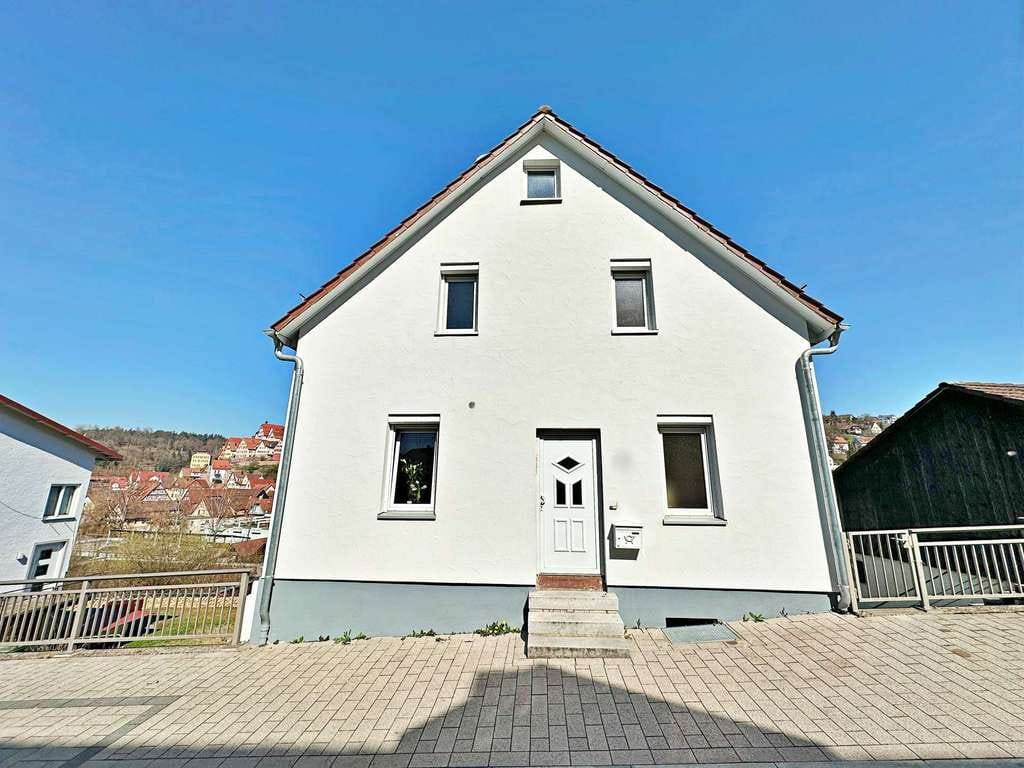 Immobilie in Altensteig - FAMILIENTRAUM - Gepflegtes EFH mit Einliegerwohnung, Terrasse, Garten uvm. - Bild 2