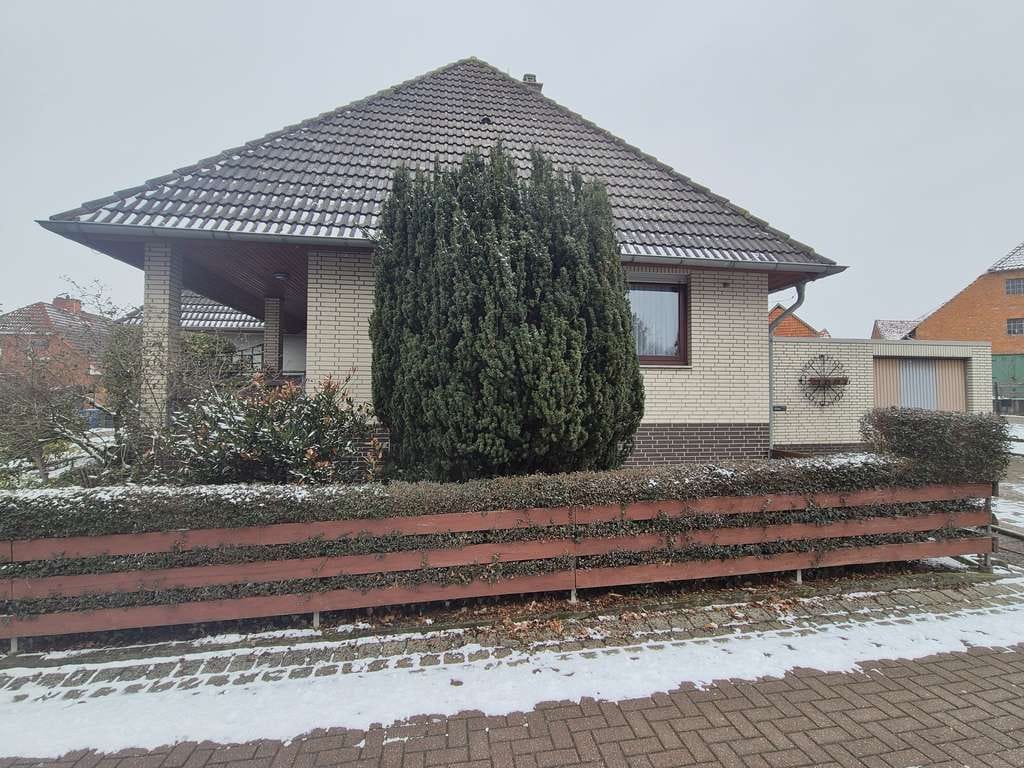 Immobilie in Giesen - Großzügiger Winkelbungalow mit Garage und Einliegerpotenzial in ruhiger Lage von Giesen-Hasede - Bild 2