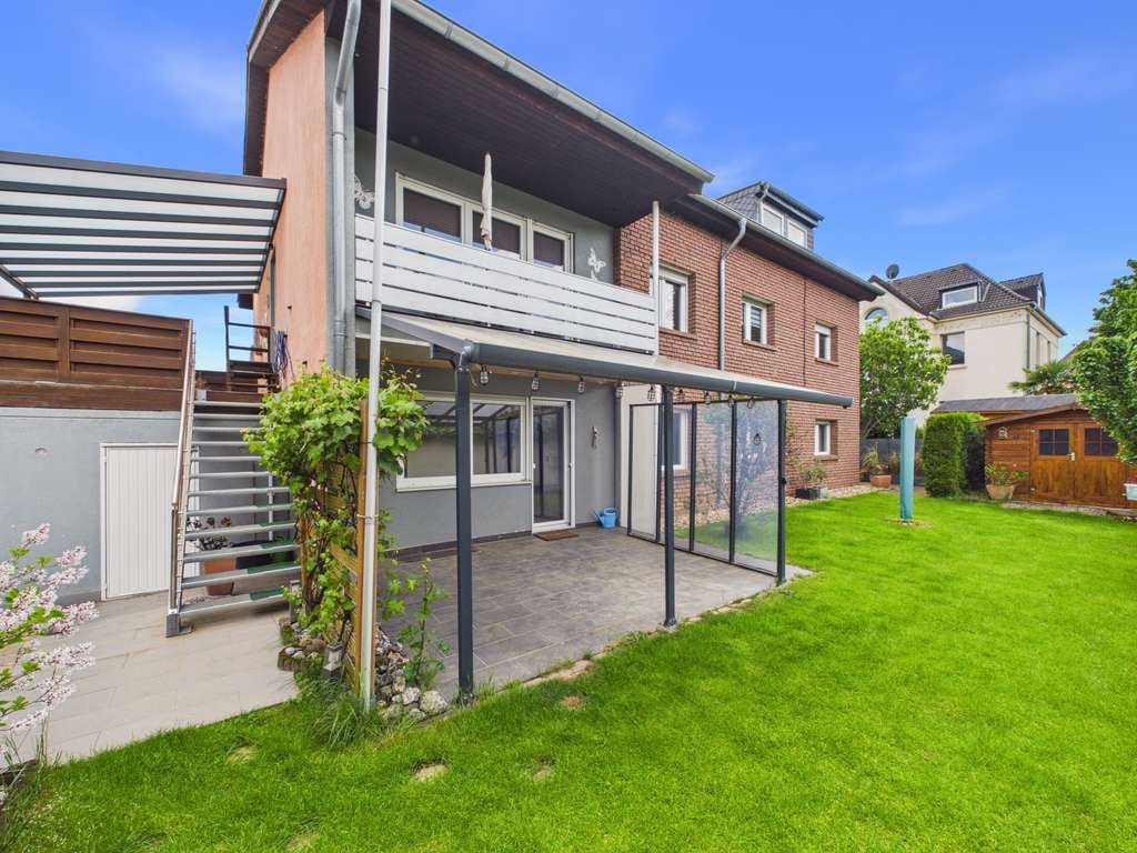 Immobilie in Kreuzau - Attraktives Zweifamilienhaus in ruhiger Wohnlage mit Terrasse und Garagen - Bild 2
