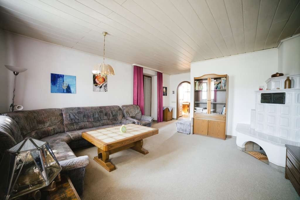 Immobilie in Edling - Erdgeschosswohnung mit Nebengebäude und großem Garten - Bild 2