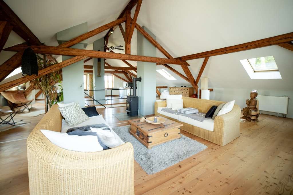 Immobilie in Edling - Charmante Maisonette-Wohnung mit „Haus-im-Haus“-Charakter, Sichtdachstuhl & Garten - Bild 0