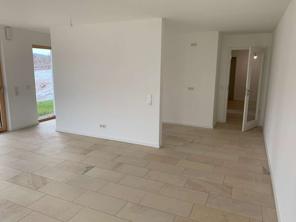 Immobilie in Bodenwöhr - Provisionsfrei ** moderne große 3 Zimmer Erdgeschosswohnung mit Garten - Bild 2