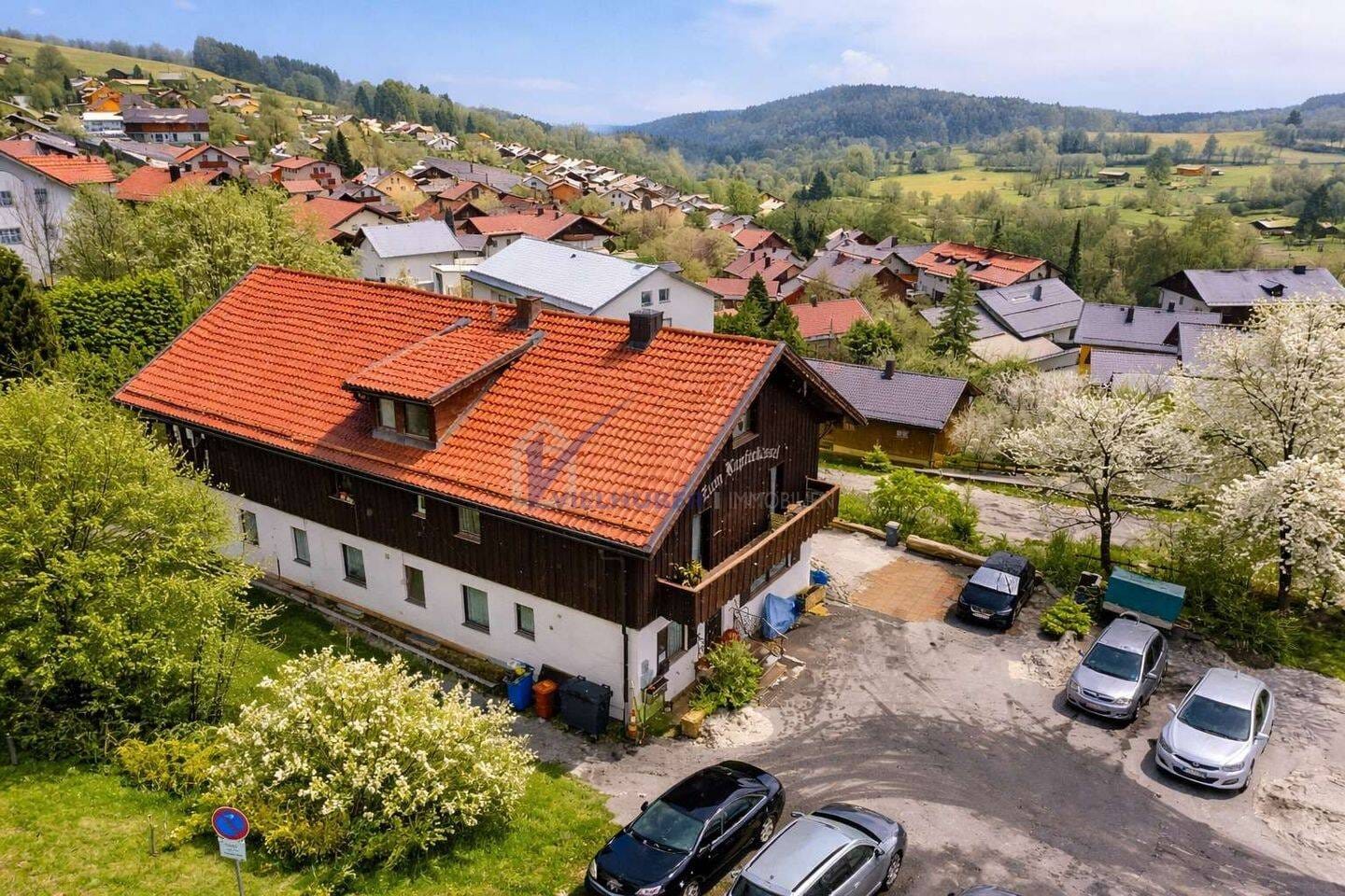 Immobilie in Sankt Englmar - Kapitalanlage mit Urlaubsflair - Mehrfamilienhaus mit 9 Wohneinheiten in St. Englmar - Bild 0