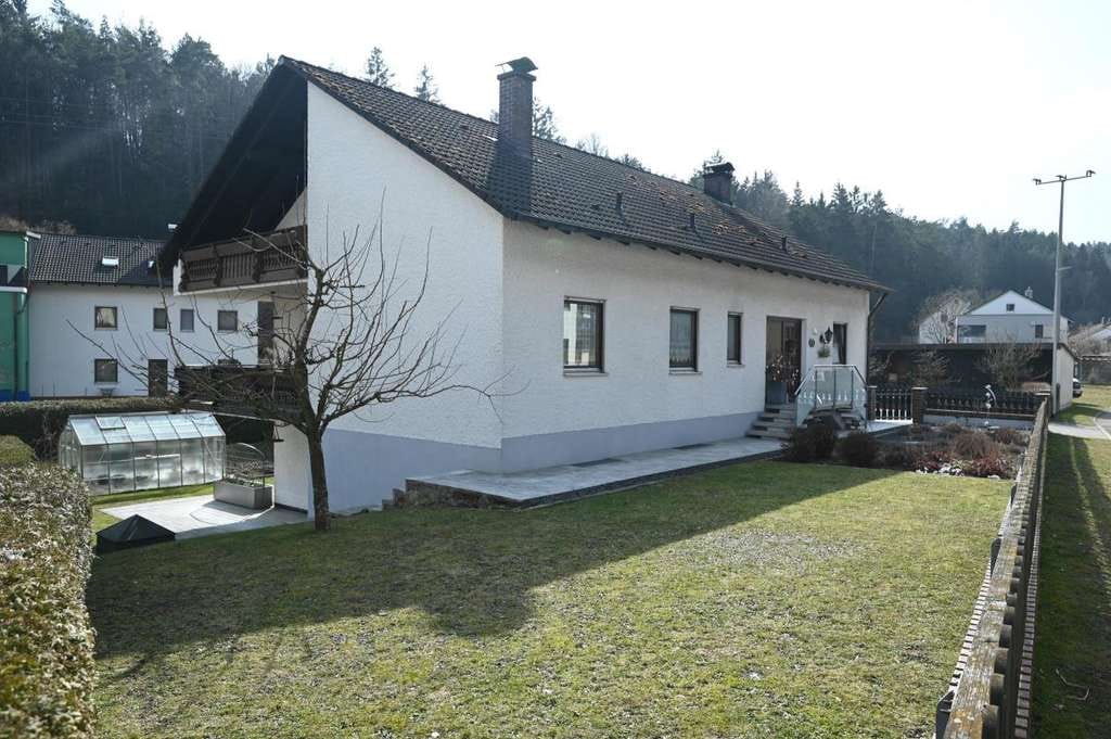 Immobilie in Deining - Großzügiges Haus in ruhiger & gewachsener Wohnlage
 Deining - Bild 4