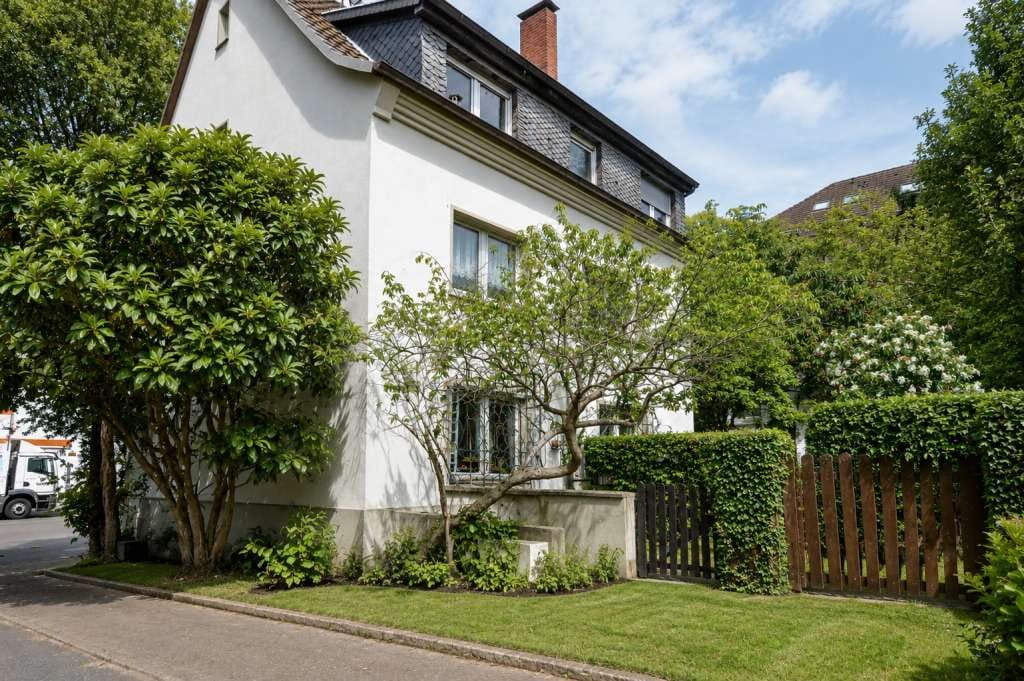 Immobilie in Leverkusen - Dreifamilien-Stadthaus * zwei Wohnungen werden leer übergeben * Garage * Garten * zwei Stellplätze - Bild 0