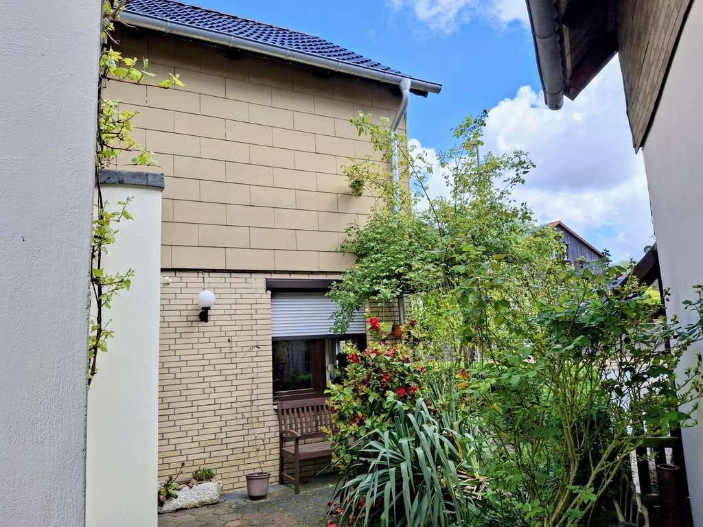 Immobilie in Lehre - Haus mit 220 m² Wfl.,  aufgeteilt in 2 Wohnungen je 110 m², Flechtorf hat sehr gute Infrastruktur, - Bild 2