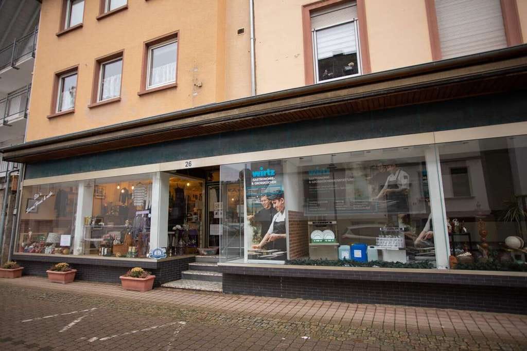 Immobilie in Zell (Mosel) - 2 vermietete MFH plus Hintergebäude mit 5 Wohnungen, Gewerbefläche und Garagen in Zell (Mosel) - Bild 1