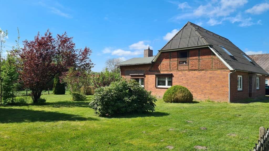 Immobilie in Kastorf - Historisches Einfamilienhaus mit großer Einliegerwohnung und viel Eigenland - Bild 1