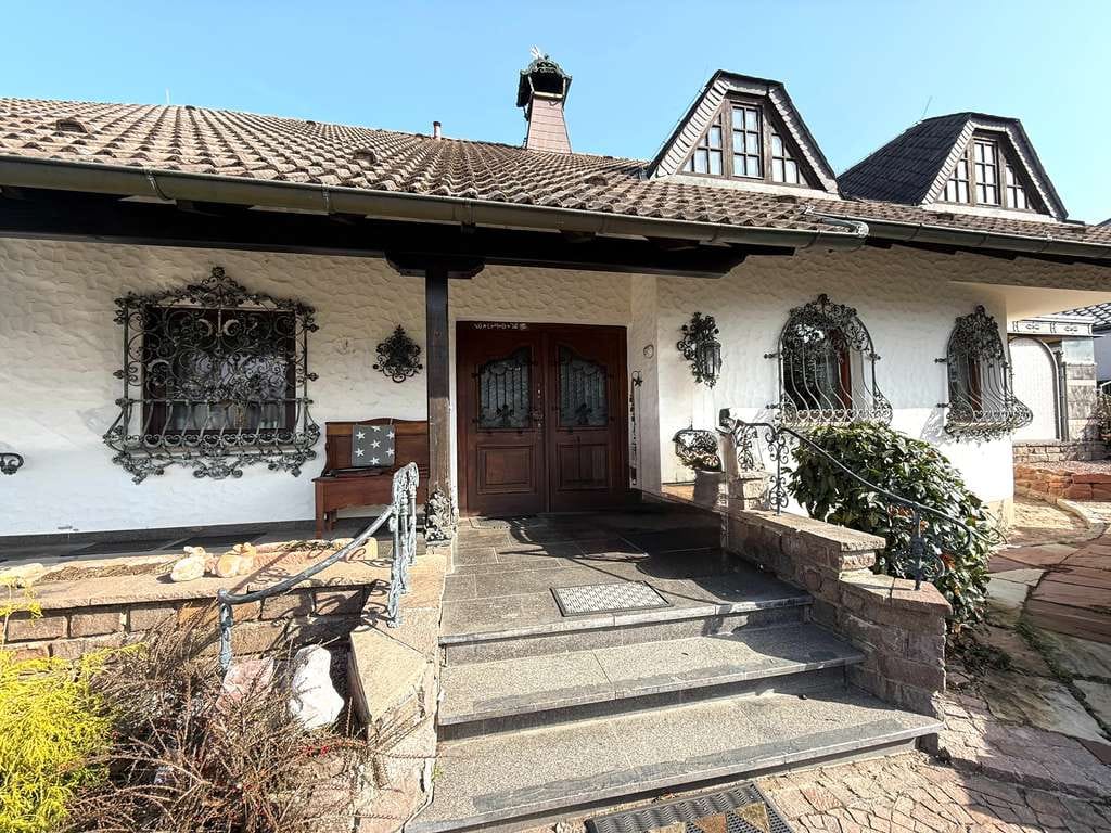 Immobilie in Alzenau - **Geräumiges Einfamilienwohnhaus mit Einliegerwohnung in bevorzugter ruhiger Feldrandlage** - Bild 2