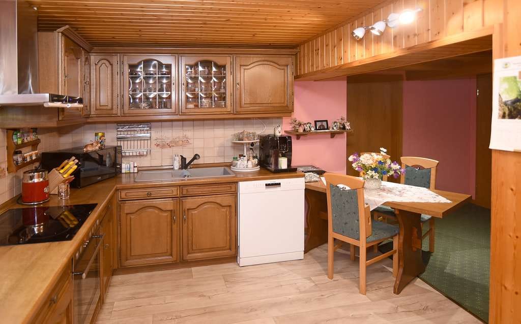 Immobilie in Schleusingen - Charmantes Wohnhaus mit 2 Eingängen, großem Grundstück und zusätzlichem Nebengebäude - Bild 4
