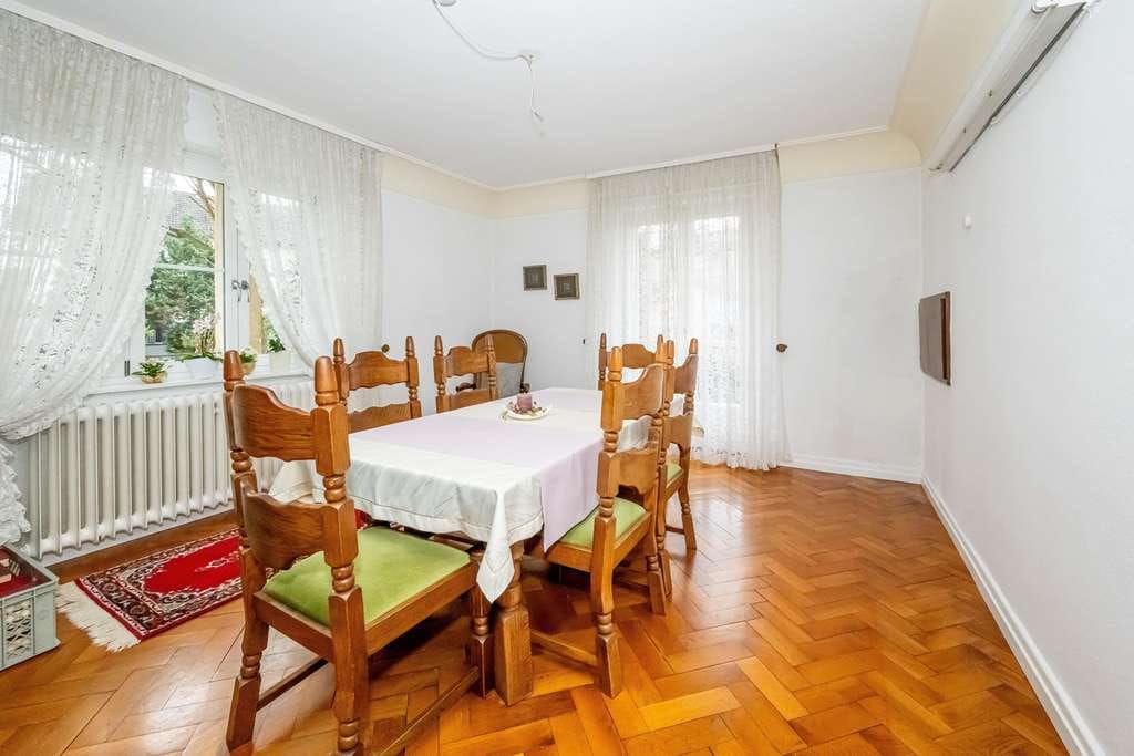 Immobilie in Kenzingen - Repräsentative Stadtvilla mit hohen Decken, edlen Dielenböden, Garage und parkähnlichem Grundstü - Bild 2