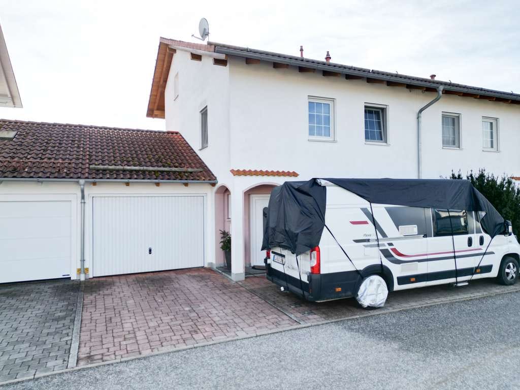 Immobilie in Vilsbiburg - Hochwertige Doppelhaushälfte mit Kamin, Garten & viel Platz – Wohnen in familienfreundlicher Lage - Bild 0