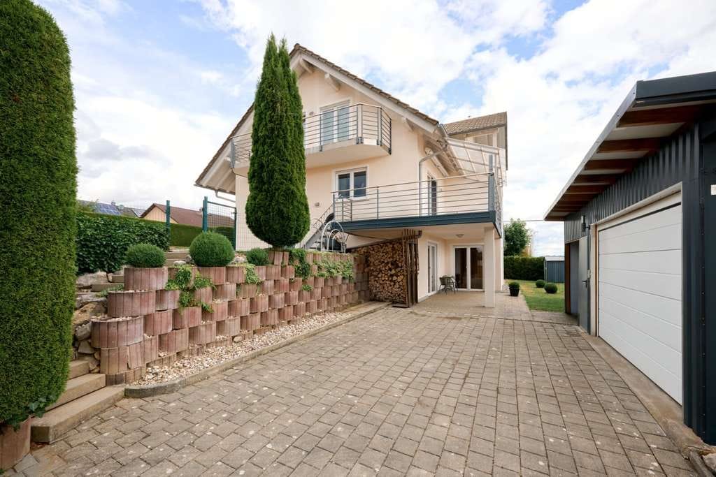 Immobilie in Inzigkofen - Traumhafte Hanglage – Zweifamilienhaus mit Panorama in Inzigkofen - Bild 1