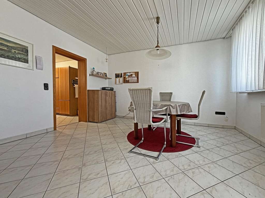 Immobilie in Frickenhausen - Glücksgriff für Familien und Schrauber. 
8 Zimmer auf 149 m². Plus 251 m² Fläche.
2 große Garagen. - Bild 4