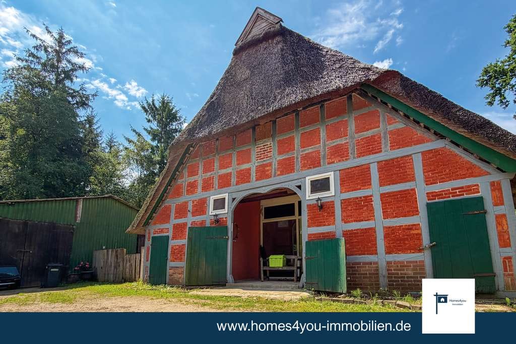 Immobilie in Gnarrenburg - Historisches Reetdach-Fachwerkhaus mit großer Wohndiele und Nebengebäude - Bild 0