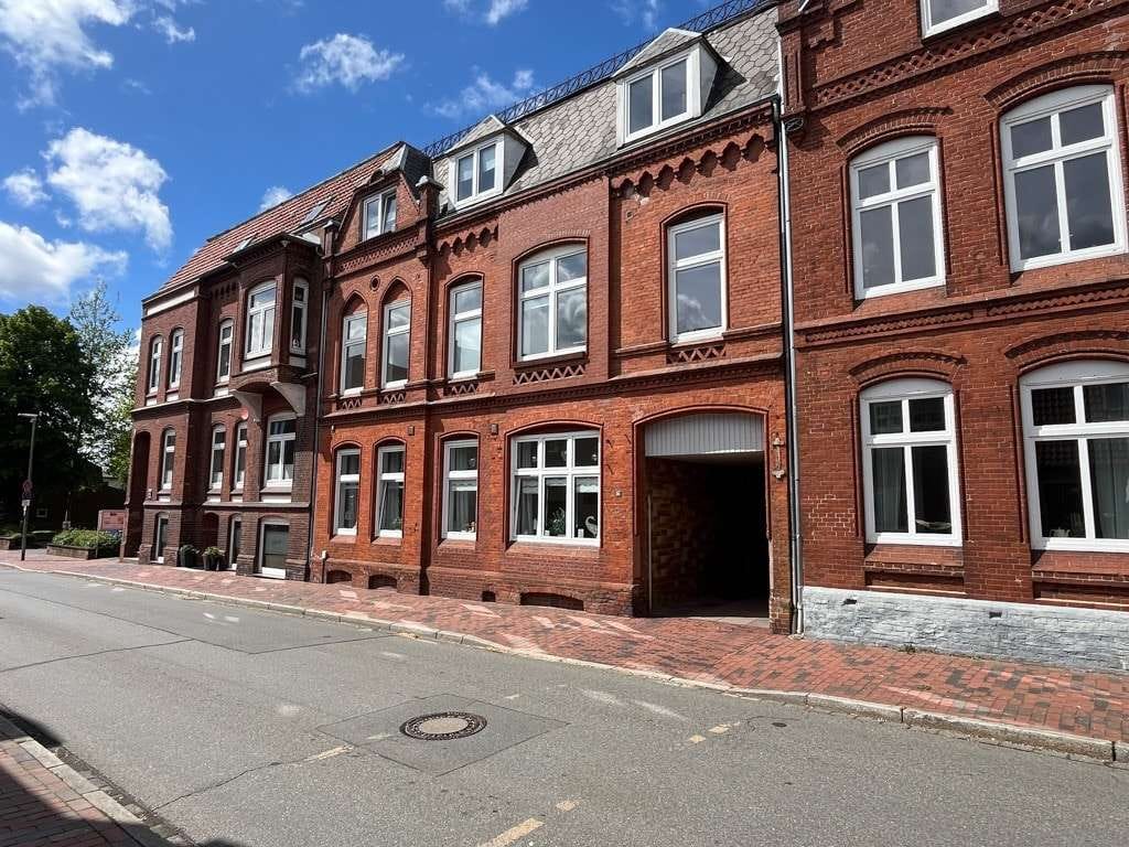 Immobilie in Husum - Mehrfamilienhaus mit 4 Wohnungen sowie zwei Nebengebäuden mit 
insgesamt 3 weiteren Wohnungen - Bild 1