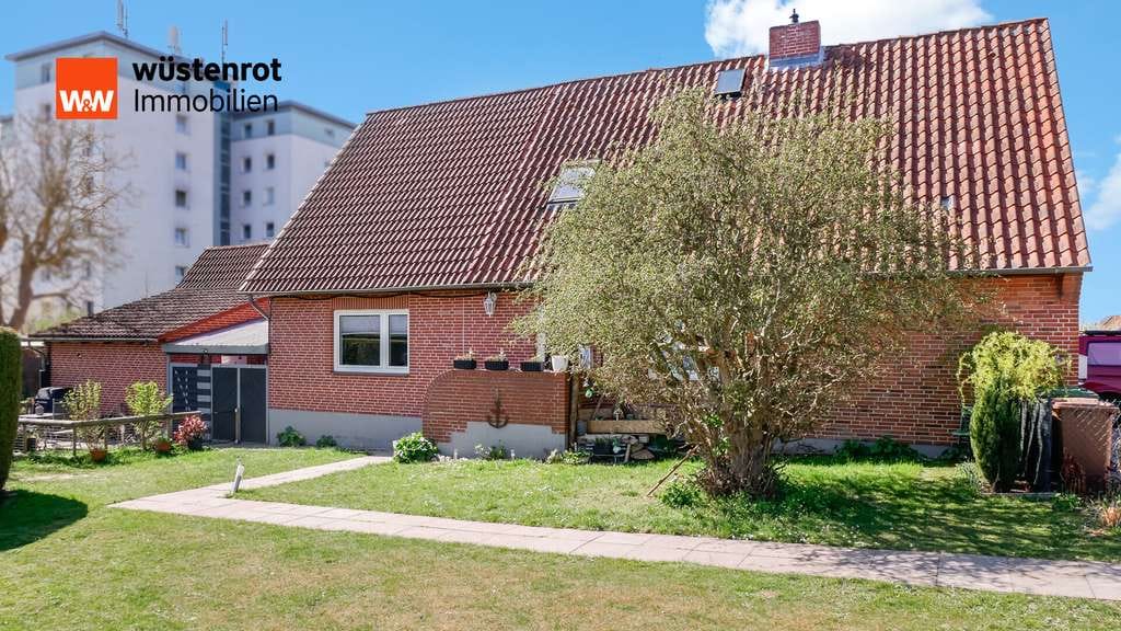 Immobilie in Giekau - Drei Einheiten, ein wunderschönes Grundstück - EFH mit 2 Einliegerwohnungen in Lütjenburg - Bild 0